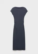 Vestido midi de algodón, color gris oscuro, con cuello redondo, mangas cortas y silueta ajustada al cuerpo.