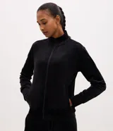 Campera deportiva Get Over de plush azul marino, con cuello alto, cierre frontal por cremallera y puños ajustados.