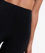 Pantalón legging deportivo de tiro alto, confeccionado en poliamida y elastano, con diseño ajustado y costuras reforzadas.