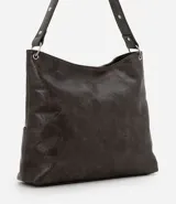 Cartera estilo hobo de cuero sintético color gris oscuro, con diseño de media luna y detalle de cordón cruzado con lazo regulable en el frente. Cuenta con bolsillos frontales funcionales, ojalillos metálicos y correa fija reforzada.