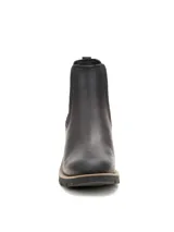 Botines Chelsea para mujer de la marca Caterpillar, modelo Rewrite Chelsea, en color negro. Confeccionados en cuero liso con paneles laterales elásticos, detalle de la marca en vertical, taco cuadrado y suela dentada de goma.