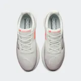 Championes de running New Balance 1080 v14, con tecnología de amortiguación Fresh Foam X en la entresuela. Presenta un diseño en tonos beige y malva, con parte superior de malla técnica transpirable y suela de caucho para mayor durabilidad.