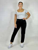 Pantalón de jean negro, corte mom, tiro alto y largo al tobillo.