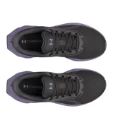 Championes de running Under Armour modelo W Ascend, color negro con detalles en violeta en la entresuela y logo. Confeccionados en malla transpirable con refuerzos sintéticos.
