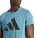 Remera de running Adidas color celeste con logo de la marca en gris oscuro. Confeccionada en tejido jacquard elástico con tecnología AEROREADY.