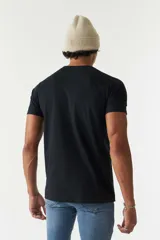 Remera básica de algodón color blanco, con escote redondo, mangas cortas y detalle de logo bordado en el pecho.