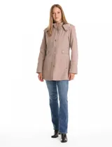 Gabardina impermeable de alta densidad color beige, con capucha desmontable, cierre metálico oculto bajo cartera con botones a presión dorados y forro interno desmontable.