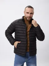Campera 2 en 1 de diseño versátil, compuesta por una capa exterior náutica y una capa interior de nylon desmontable. Cuenta con cierre frontal con solapa de broches, capucha integrada y bolsillos laterales con cierre.