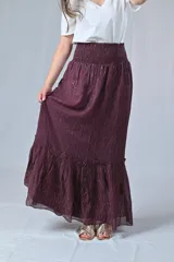Falda larga color borgoña con cintura elastizada y volados en el ruedo.