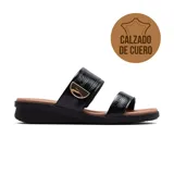 Sandalias de cuero negro con plataforma baja y dos tiras anchas sobre el empeine, una de ellas con hebilla dorada.