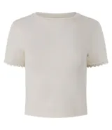 Blusa de morley color marfil con calce ajustado, cuello redondo, mangas cortas y detalle de puntilla en los puños.