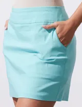Minifalda azul de gabardina elastizada con pretina ancha elastizada, bolsillos delanteros y short interno.