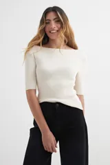 Sweater de tejido de punto acanalado con cuello bote y mangas cortas, de calce ajustado al cuerpo.