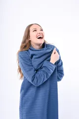 Bata azul de manga larga con textura labrada, corte a la rodilla, con cuello alto envolvente y bolsillos laterales.