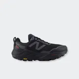 Championes de trail running New Balance Fresh Foam X Hierro v9, color negro con detalles en rojo y suela Vibram.