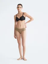 Bombacha hipster color piel de microfibra ligera con bordes cortados a láser y logo de Calvin Klein estampado en la cadera.