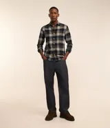 Camisa de franela para hombre, modelo comfort, con estampado de cuadros en tonos azules, blancos y negros, cuello camisero, manga larga y cierre frontal de botones.