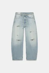Jeans de tiro medio y corte baggy con cinco bolsillos, trabillas y rotos decorativos. Cuenta con detalle de cinturón confeccionado en el mismo tejido y cierre frontal con cremallera y botón metálico.