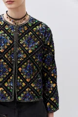 Saco corto negro con estampado geométrico de lentejuelas multicolor, cuello redondo y cierre frontal.