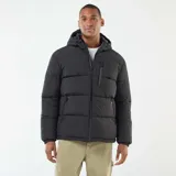 Campera acolchada tipo puffer color negro, con capucha ajustable, cierre frontal completo y bolsillos laterales con cierre.