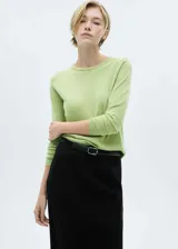 Buzo de punto fino con cuello redondo y manga larga, de diseño recto y corte clásico.