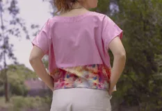 Blusa manga dolman, color salmón, con espalda entera y botones de madera.