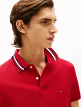 Chomba roja de algodón elástico, corte regular, con cuello distintivo con los colores de Tommy Hilfiger, cartera de dos botones y logo de Tommy Hilfiger bordado en el pecho.