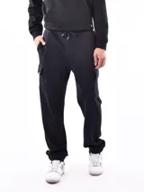 Pantalón de jogging negro con bolsillos laterales tipo cargo, cintura elastizada con cordón ajustable y puños ajustados.