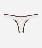 Conjunto de bikini blanco con ribete marrón en contraste. El corpiño es de corte triangular con detalle de argolla en el centro. La bombacha es de corte clásico con tiro medio.