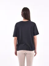 Remera color rosa claro con estampado rectangular de limones y flores.