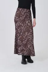 Falda larga de corte recto con estampado animal print en tonos marrones y negros. Confeccionada en tejido ligero y fluido.