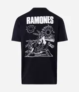 Remera de algodón color negro, de corte relajado y manga corta. Presenta un diseño estampado en la espalda con el logo de la banda Ramones y una ilustración temática de Rockaway Beach en color blanco.
