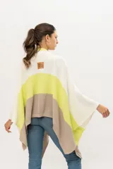 Ruana tejida de punto en algodón, con diseño color block en blanco, verde lima y beige. Tiene bolsillos laterales.