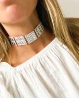 Gargantilla choker plateada con apliques de strass cuadrados.