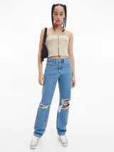 Jeans de tiro alto, pierna recta y lavado azul claro, confeccionados en denim rígido de algodón. Presentan roturas grandes en ambas rodillas.