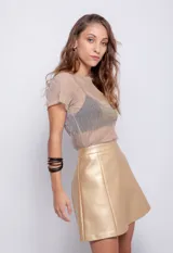 Minifalda tableada de poliuretano color dorado.