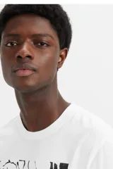 Remera blanca de corte relajado con estampado de rosas en negro y logo de Levi's en verde neón.