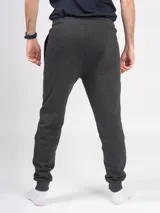 Pantalón de jogging gris melange, corte babucha, con cintura elástica ajustable con cordón y puños en los tobillos. Confeccionado en tejido de punto sin felpa.