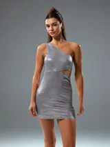 Vestido corto de fiesta color plateado, con diseño de un solo hombro y abertura lateral en la cintura. Confeccionado en tela brillante con acabado metalizado.