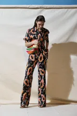 Pantalón de viscosa con estampado de papayas, tiro alto y corte recto.