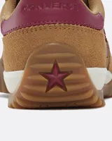 Championes Converse Run Star Trainer en color marrón tostado con detalles en bordó y suela de goma con tracción. Confeccionados en nailon con refuerzos de gamuza y el icónico logotipo Star Chevron en el lateral.