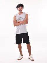 Musculosa negra con estampado de un esqueleto surfeando y la frase "Sure is a way to be free".