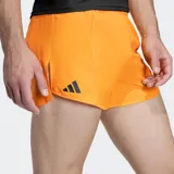 Short de running Adidas Adizero Essentials color naranja, con ajuste ceñido, cintura elástica con cordón y aberturas laterales en el dobladillo. Incluye calzoncillo interno de malla y tecnología AEROREADY para control de sudor.