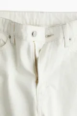 Jean de tiro alto confeccionado en denim de algodón rígido. Presenta un corte holgado con diseño curvo de gran volumen en las piernas, ajustándose ligeramente en el bajo. Cuenta con cinco bolsillos y cierre frontal con botón.