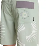 Short de baño color verde con estampado de soles blancos.