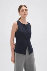 Chaleco sin mangas de corte sastrero, color marrón con diseño de rayas verticales finas. Presenta cuello redondo, cierre frontal con botones y dos bolsillos laterales simulados.
