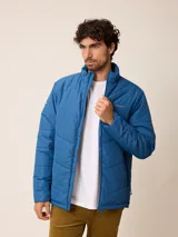 Campera acolchada de nylon color azul, con cierre frontal, cuello alto y logo de la marca bordado en el pecho.