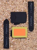 Tarjetero Rusty Runoi con cierre y correa para colgar, confeccionado en poliuretano color verde con aplique naranja y logo de la marca.