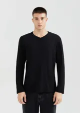 Camiseta de manga larga color negro, con escote en V.