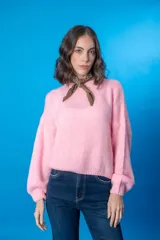 Sweater color beige de lana mohair y acrílico, con cuello redondo y mangas largas.